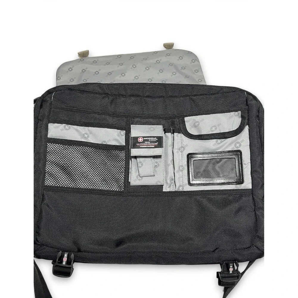 SwissGear By Wenger Saturn 17” Laptop Messenger Bag Gray Black Rugged Pockets